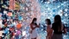 Vizitorët shikojnë instilacionin e artit të titulluar: "Makina e halucinacioneve - Hapësira: Metaverse" në Hong Kong më 30 shtator 2021.