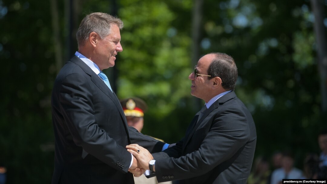 După ce a devenit președinte ales în 2014, Abdel Fattah al-Sisi s-a asigurat că rămâne la putere până în 2030, prin modificări constituționale, după modelul Putin. Fostul președinte al Egiptului a murit în închisoare. Klaus Iohannis îl întâlnește astăzi, a doua oară în doi ani. 