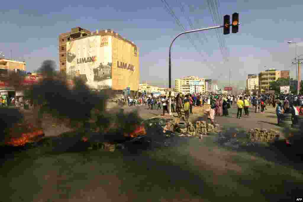 Sudanski demonstranti koriste cigle i zapaljene gume kako bi blokirali 60. ulicu u glavnom gradu Kartumu, u znak protesta što je vojska zatvorila čelnike sudanske vlade, 25. oktobar 2021.