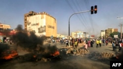 Nezadovoljni građani Kartuma, glavnog grada Sudana, pale gume na ulicama, 25. oktobar 2021. 
