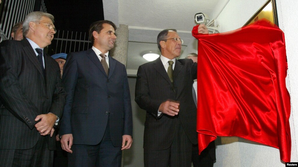 Na fotografiji sa leve strane bivši glavni administrator Kosova Soren Jesen Petersen između bivšeg premijera Kosova Bajrama Kosumija i ministra spoljnih poslova Rusije Sergeja Lavrova. 7. novembra 2005.