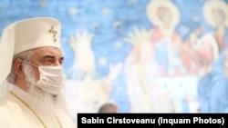În aparițiile publice din 2021, Patriarhul a purtat frecvent masca de protecție. În 6 aprilie, el a participat la un vernisaj la Biblioteca Academiei Române.