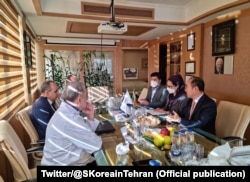 Tjetër fotografi e ministrit jugkorean gjatë takimit në spitalin e Iranit.