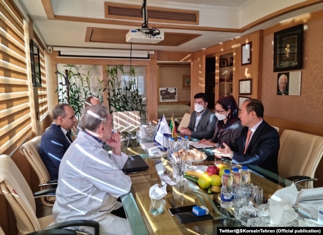 Tjetër fotografi e ministrit jugkorean gjatë takimit në spitalin e Iranit.
