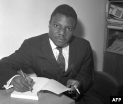 یامبو اوئولوگم، در سال ۱۹۶۸ پس از دریافت جایزه برای کتابش «وظیفه خشونت» در پاریس