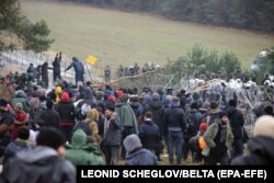 Мігранти на білорусько-польському кордоні в Гродненської області, Білорусь, 8 листопада 2021 року