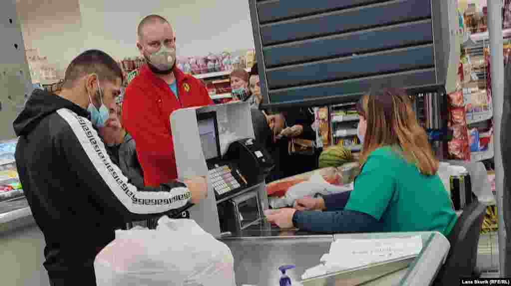 На кассе супермаркета покупателей без защитной маски не обслуживают