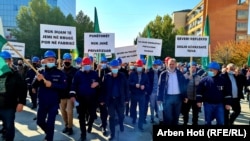 Punëtorët e Ferronikelit protestojnë para Qeverisë.