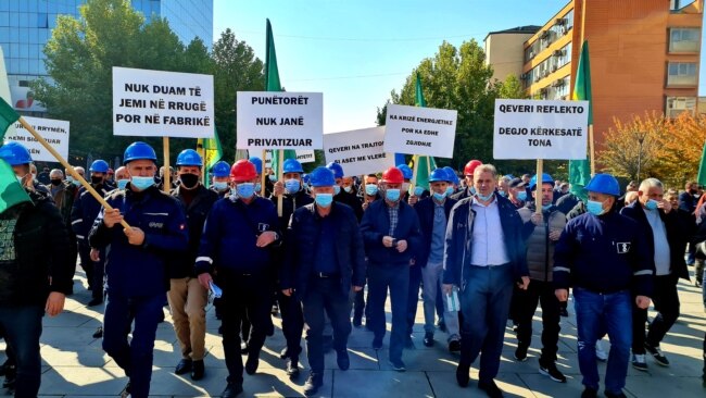 Punëtorët e Ferronikelit protestojnë para qeverisë