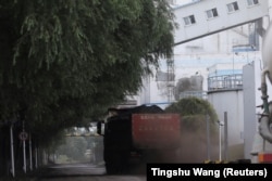 Грузовик доставляет уголь на электростанцию в Шэньяне