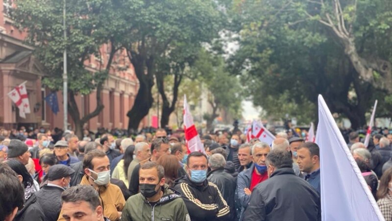 Грузиската опозиција на протести бара да биде ослободен екс претседателот