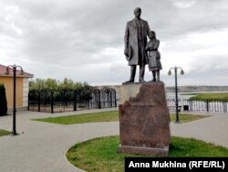 Помнік Нансэну ў Саратаўскай вобласьці, ён дапамагаў тут ахвярам голаду пасьля бальшавіцкага перавароту 1917 году