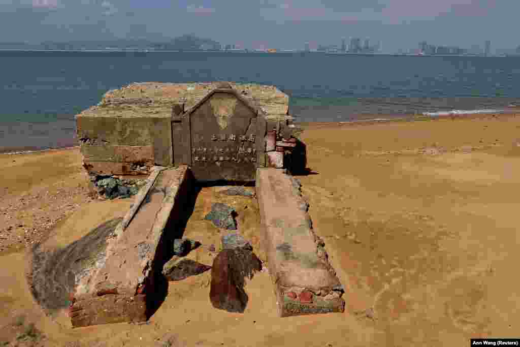 Egy régi katonai bunker kezd elmerülni a tengerparti homokban. A felirat még olvasható rajta: &bdquo;Harcolj, hogy megvédd az országot!&rdquo;