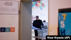 Biračko mesto u Prištini tokom prvog kruga glasanja na lokalnim izborima 17. oktobra 2021.  