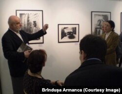 Criticul de artă Beke Laszlo explicând importanța fotografiilor lui Brâncuși la expoziția realizată de ICR Budapesta în 2007.