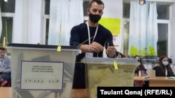 Kutitë e votimit mbyllen pas orës 19 në një qendër votimi në Prishtinë