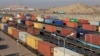 Trenuri încărcate cu containere pe calea ferată Altinkol din Kazahstan, de-a lungul graniței cu China, lângă Khorgos. 