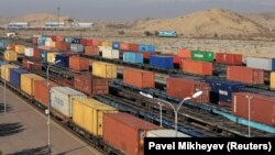Trenuri încărcate cu containere pe calea ferată Altinkol din Kazahstan, de-a lungul graniței cu China, lângă Khorgos. 