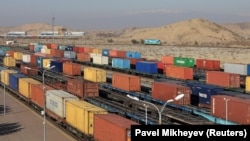 Konténerekkel megrakott vonatok a kazahsztáni Altinkol vasútvonalon, a kínai határ mentén, Horgosz közelében