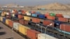 Потяги, завантажені контейнерами на залізниці Алтинколь у Казахстані вздовж кордону з Китаєм, поблизу Хоргосу