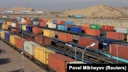 Поезда, загруженные контейнерами на железной дороге Алтынколь в Казахстане вдоль границы с Китаем, вблизи Хоргоса