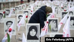 تصاویر شماری از قربانیان اعدام‌های ۶۷ در یک نمایشگاه فضای باز در پاریس در آبان ۹۸