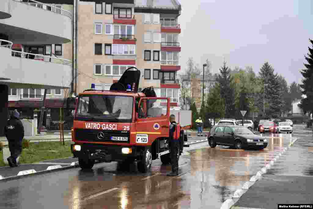 На терен се и тимовите за цивилна заштита на кантонот Сараево и полицијата. Населба Отес, Сараево, 5 ноември 2021 година.