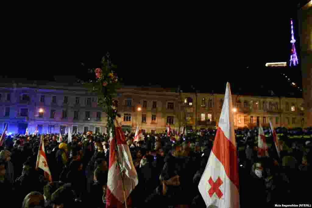 ГРУЗИЈА - Поранешниот претседател на Грузија и опозициски лидер Михаил Саакашвили, кој е во затвор и штрајкува со глад од почетокот на октомври, денеска е префрлен во затворската болница, соопшти затворската служба.