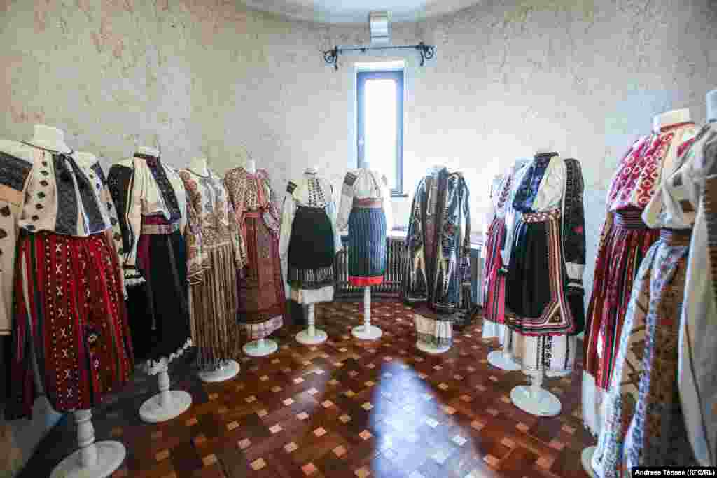 Costume populare românești purtate de reginele Casei Regale.