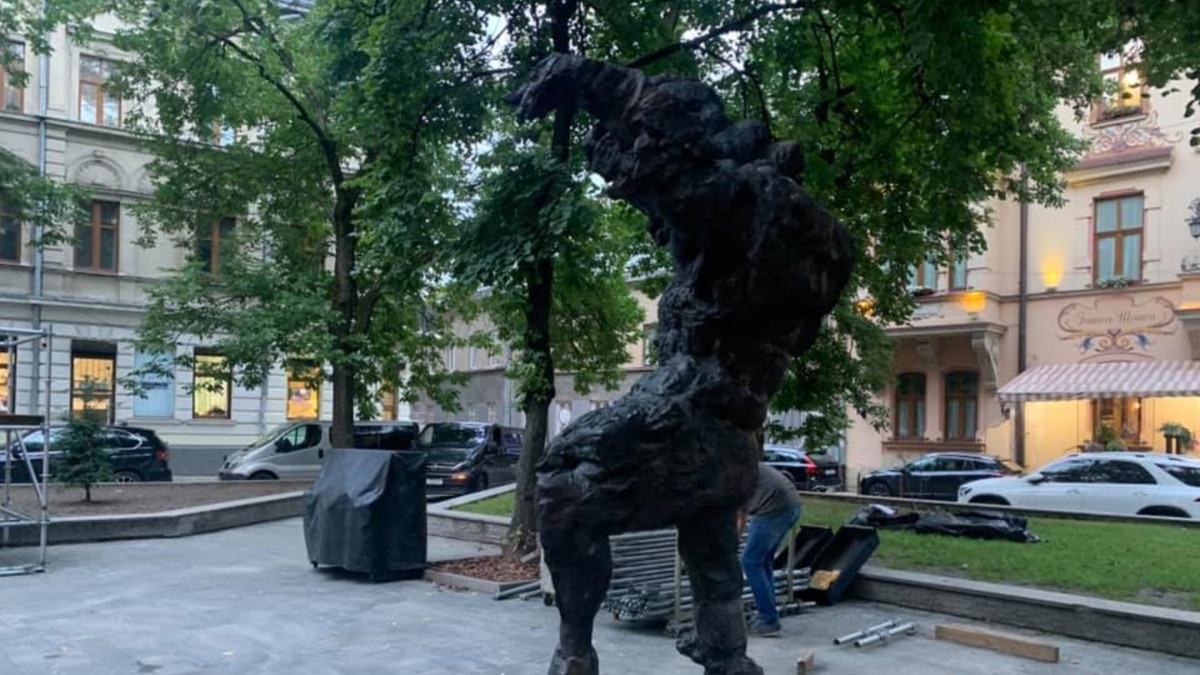 Петиція про демонтаж скульптури сина Моцарта у Львові набрала необхідну кількість голосів
