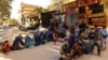 گروهی از زنان و کودکان در مقابل یک نانوایی در کابل صف بسته اند تا بتوانند نان خیرات یا رایگان دریافت کنند.