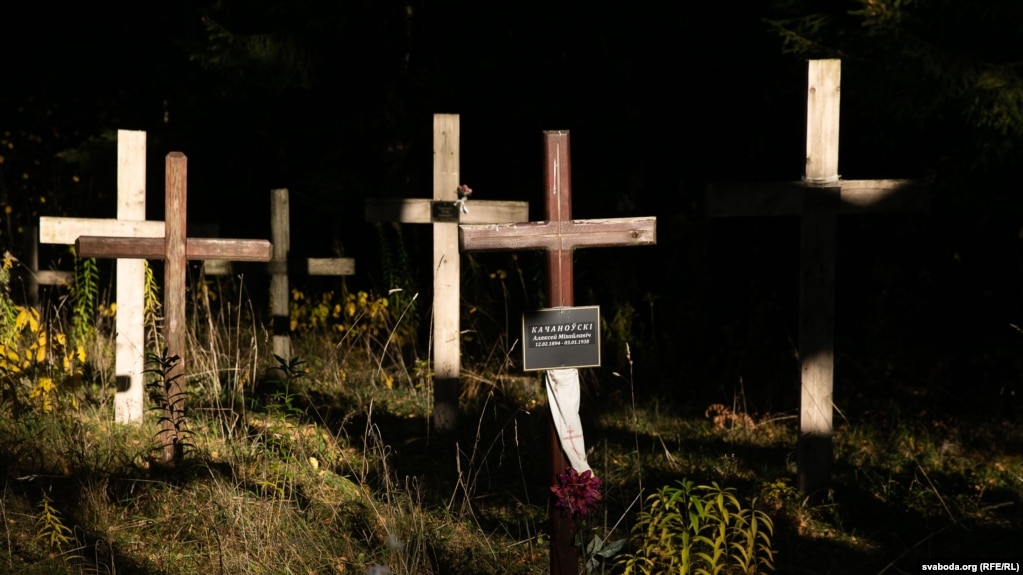 Крыжы ва ўрочышчы Курапаты пад Менскам, месцы пахаваньняў ахвяраў сталінізму