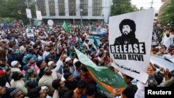 Supporters of the Islamist political party Tehrik-e Labaik Pakistan (TLP) carry flags and placards during a protest in Karachi on October 24.