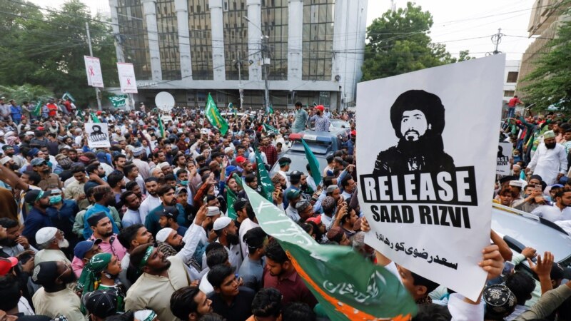 Pakistan ýowuz protestleriň aňyrsyndaky radikal partiýa garşy gadagançylygy ýatyrdy
