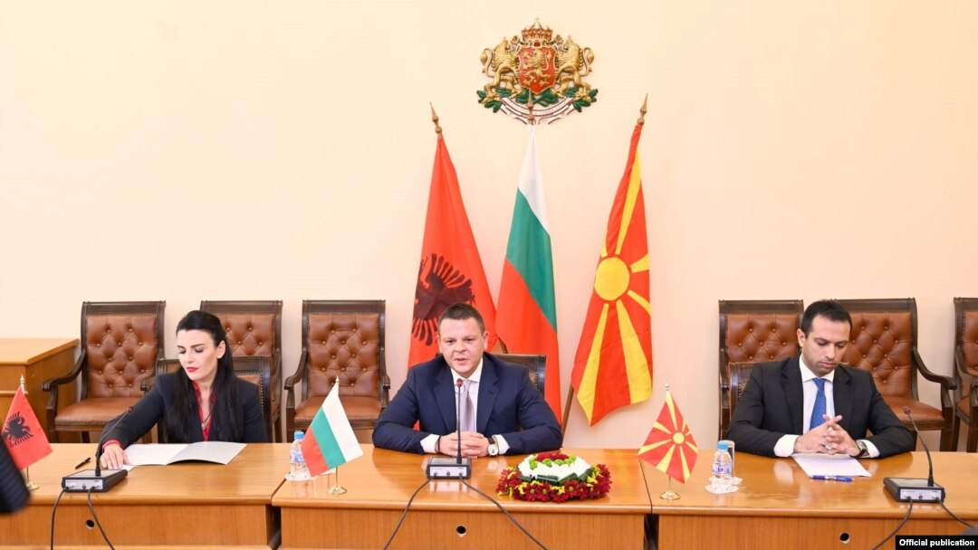Министрите за транспорт на Македонија, Бугарија и на Албанија, Благој Бочварски, Христо Алексиев и Белинда Балаку во Софија, потпишаа Меморандум за разбирање за изградба на Коридорот 8.