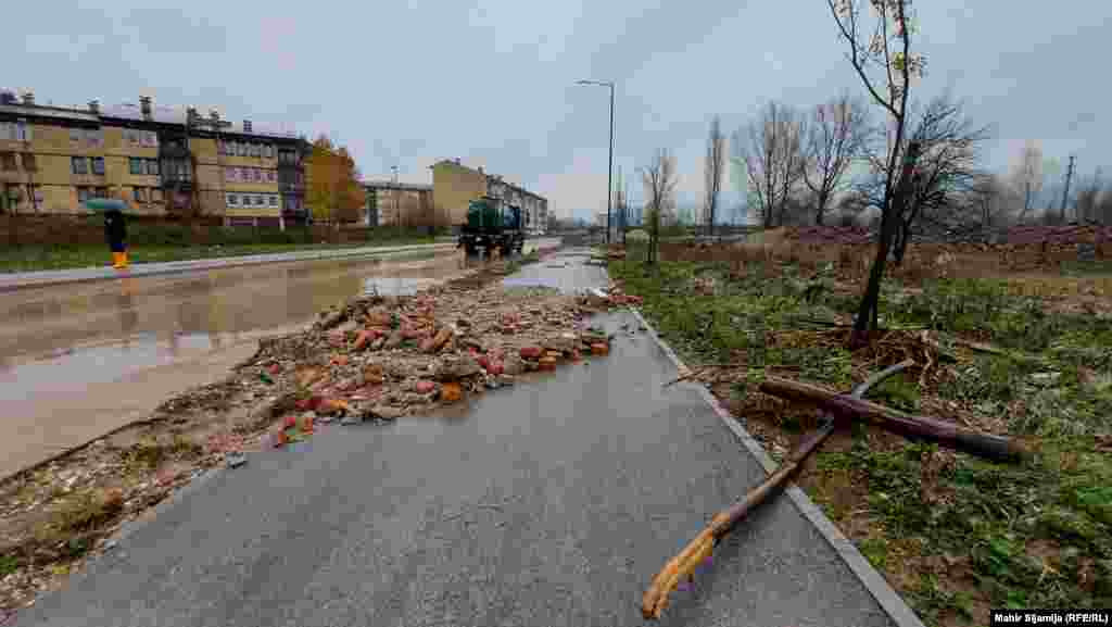 Voda je sa sobom donijela granje i otpad. Komunalno poduzeće Rad iz Sarajeva od petka uklanja materijal s ulica Otesa, gdje je u petak poplavljeno više domova i objekata.