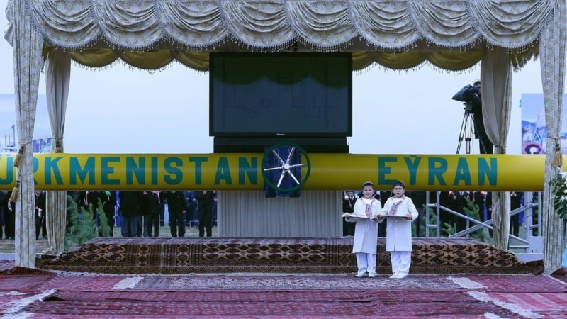 Turkmenistan, Iran Sign Natural Gas Deal That Includes Plan To Build Pipeline