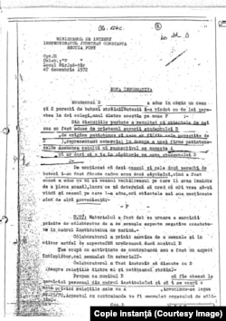 Notă informativă dactilografiată din anul 1972. CNSAS spune că informațiile cuprinse au fost date de fostul președinte Traian Băsescu. Documentul a fost anonimizat de către instanță. Numele de cod al colaboratorului se află sus, în partea stângă, între ghilimele.