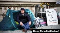 اعتصاب غذای ریچارد رتکلیف در مقابل ساختمان وزارت خارجه بریتانیا امروز وارد دهمین روز خود شد.