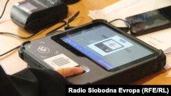 Aparatet për regjistrimin e gjurmëve të gishtërinjve gjatë procesit të votimit për zgjedhjet lokale në Maqedoninë e Veriut. 