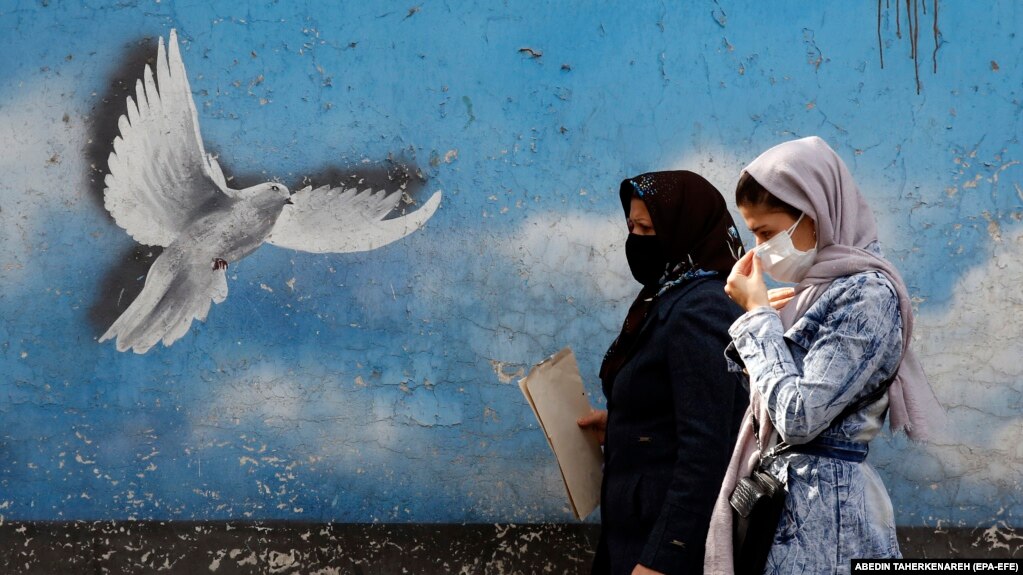 دو زن رهگذر در خیابان‌های تهران