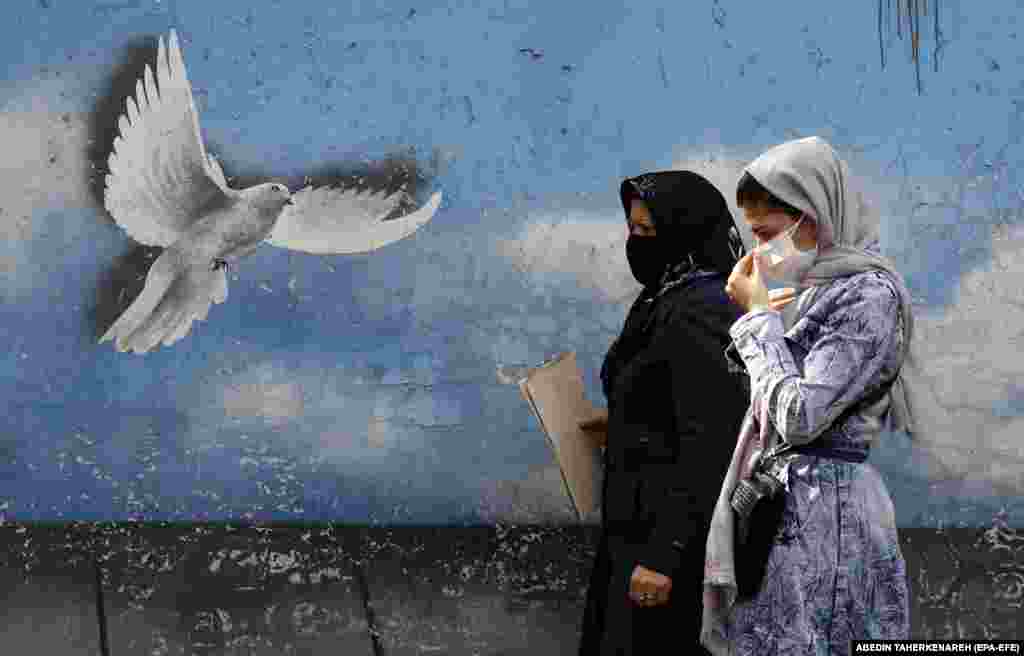 Iráni nők Teherán egyik utcáján 2021. november 1-jén. Az iráni külügyminisztérium bejelentette, hogy november 29-én Bécsben folytatódnak a 2015-ös atomalku felélesztését célzó tárgyalások a nagyhatalmakkal