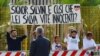 Grupa demonstranata ispred suda u Palermu drži baner na kom piše "Gospodine Salvini, tako spašavate nedužne živote?", 23. oktobar 2021. 