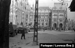 Савецкія войскі каля вугорскага парлямэнту, 1965 год