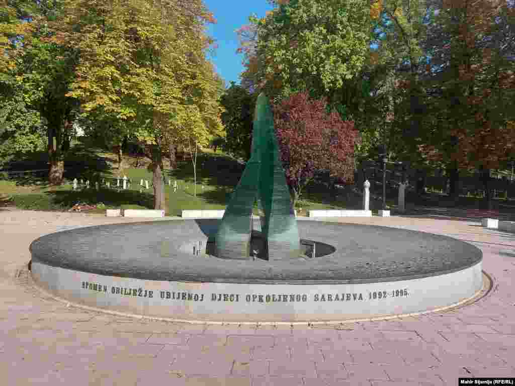 U centru grada se nalazi spomenik ubijenoj djeci opkoljenog Sarajeva. Spomenik je zvanično otvoren 9. maja 2009. godine.&nbsp;Godinu dana nakon predstavljanja spomen-obilježja, na platou iza spomenika postavljeno je sedam postamenata s imenima 521 djeteta od ukupno njih 1.621 koji su stradali tokom opsade Sarajeva. &nbsp;