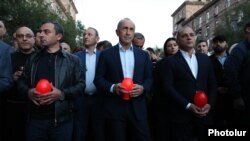 Armenia - Thousands of opposition supporters led by former President Robert Kocharian (center) and senior members of his Hayastan alliance march to the Yerablur Militarty Pantheon in Yerevan, September 26, 2021.