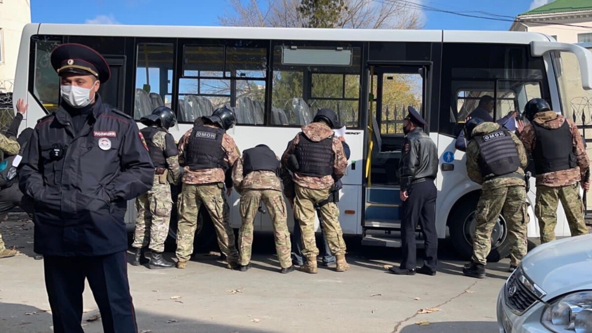 під будівлею суду у Сімферополі затримали 21 людину