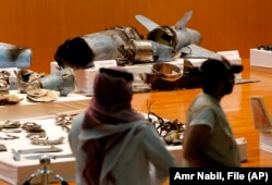 نمایش بقایای موشک‌ها و پهپادهای ایرانی به‌کار‌رفته در حمله به تأسیسات آرامکو در شهریور ۹۸