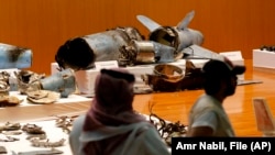 نمایش بقایای موشک‌ها و پهپادهای «ایرانی» به کار رفته در حمله به تأسیسات آرامکو در شهریور ۹۸