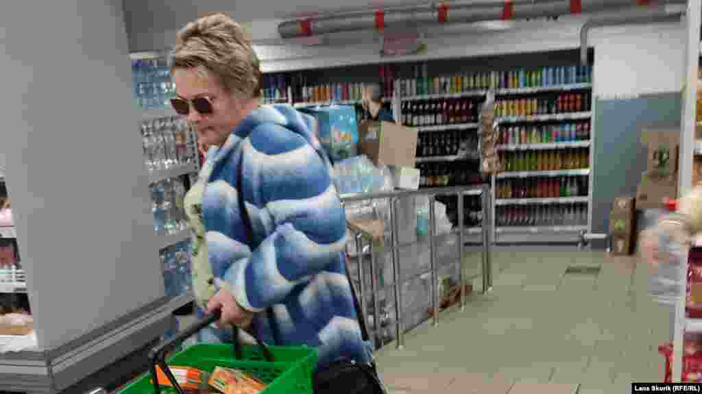 Женщина без защитной маски в одном из севастопольских супермаркетов